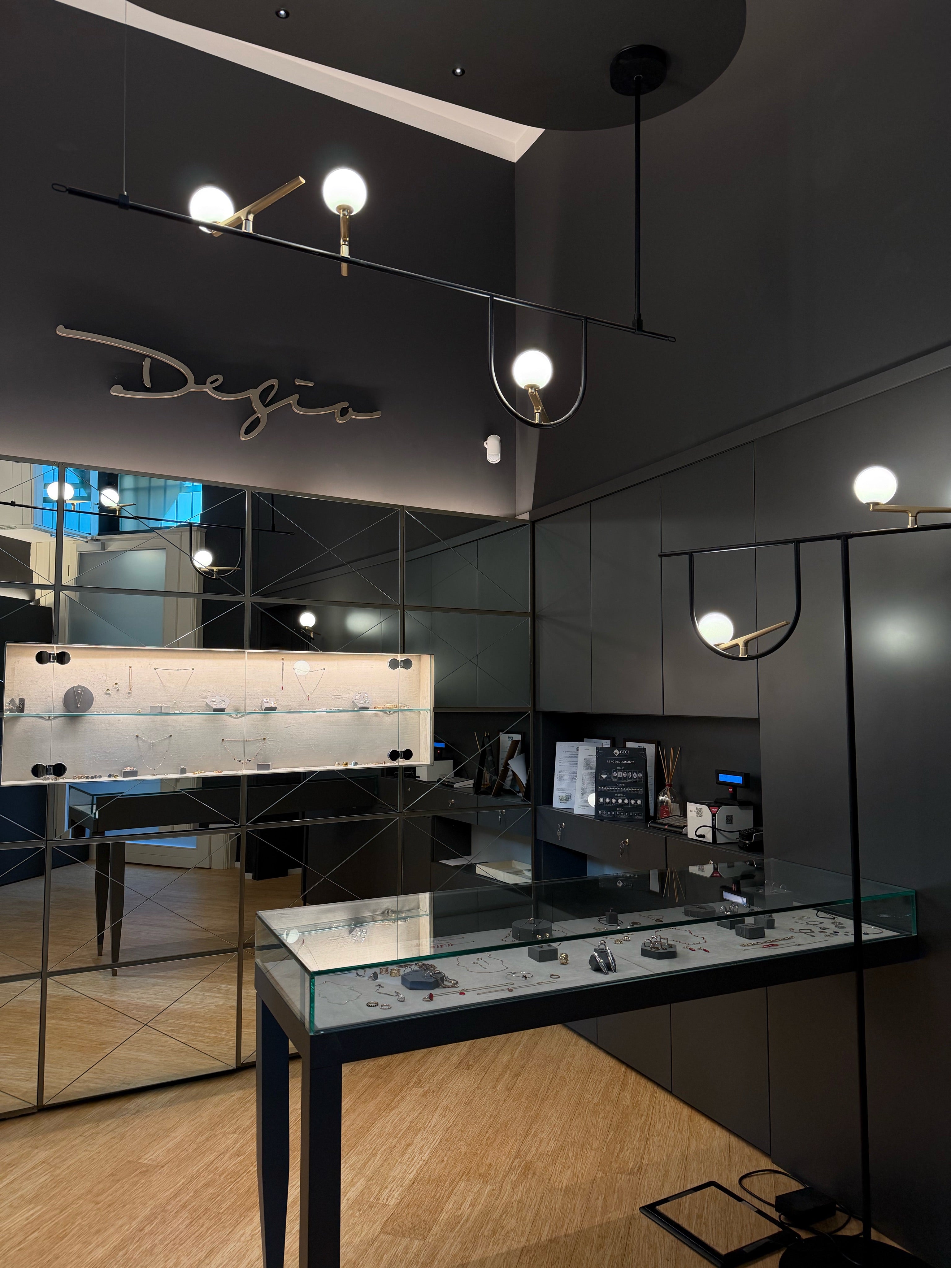 Interno della bottega Degio con banco espositivo e logo, Via Valpetrosa 1, Milano