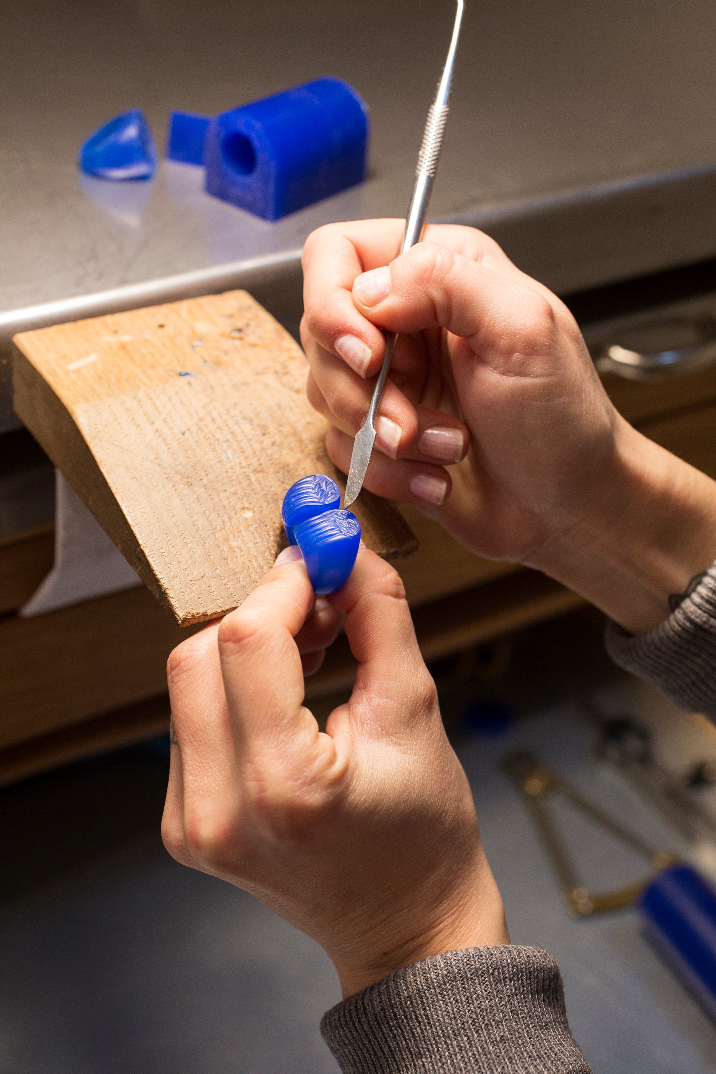 Intaglio a mano di un modello in cera, laboratorio Degio