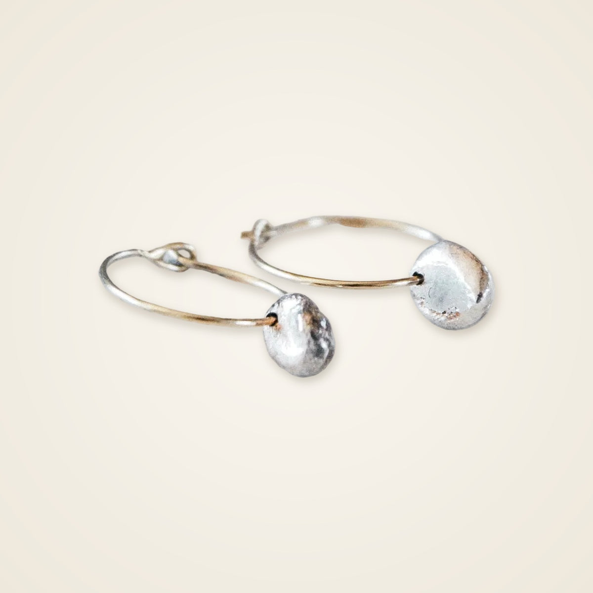 Orecchini hoops in oro giallo 9k con pepita in argento, Degio Milano